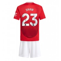 Camisa de Futebol Manchester United Luke Shaw #23 Equipamento Principal Infantil 2024-25 Manga Curta (+ Calças curtas)